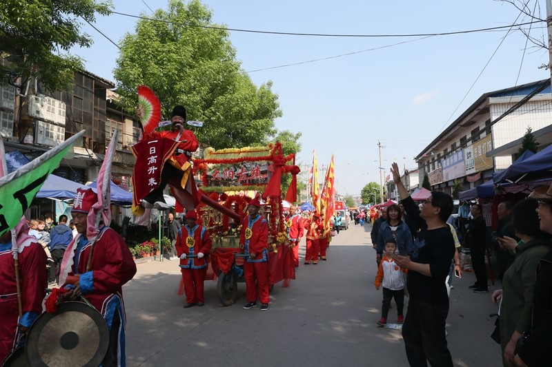 9澤州大陽古鎮(zhèn)上精彩的演出讓游客嘆為觀止.JPG