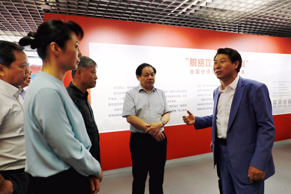 杜金向夏更生、居楊、柳軍等介紹展覽情況、居淼 攝.jpg