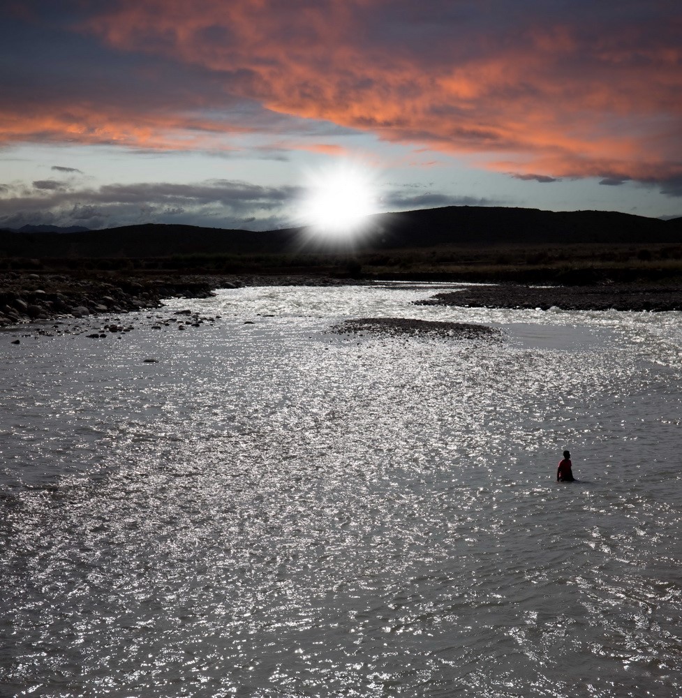 9一個(gè)人穿越大江大河，并走向那道白光（A man crossed the river and headed for the white light.） .jpg