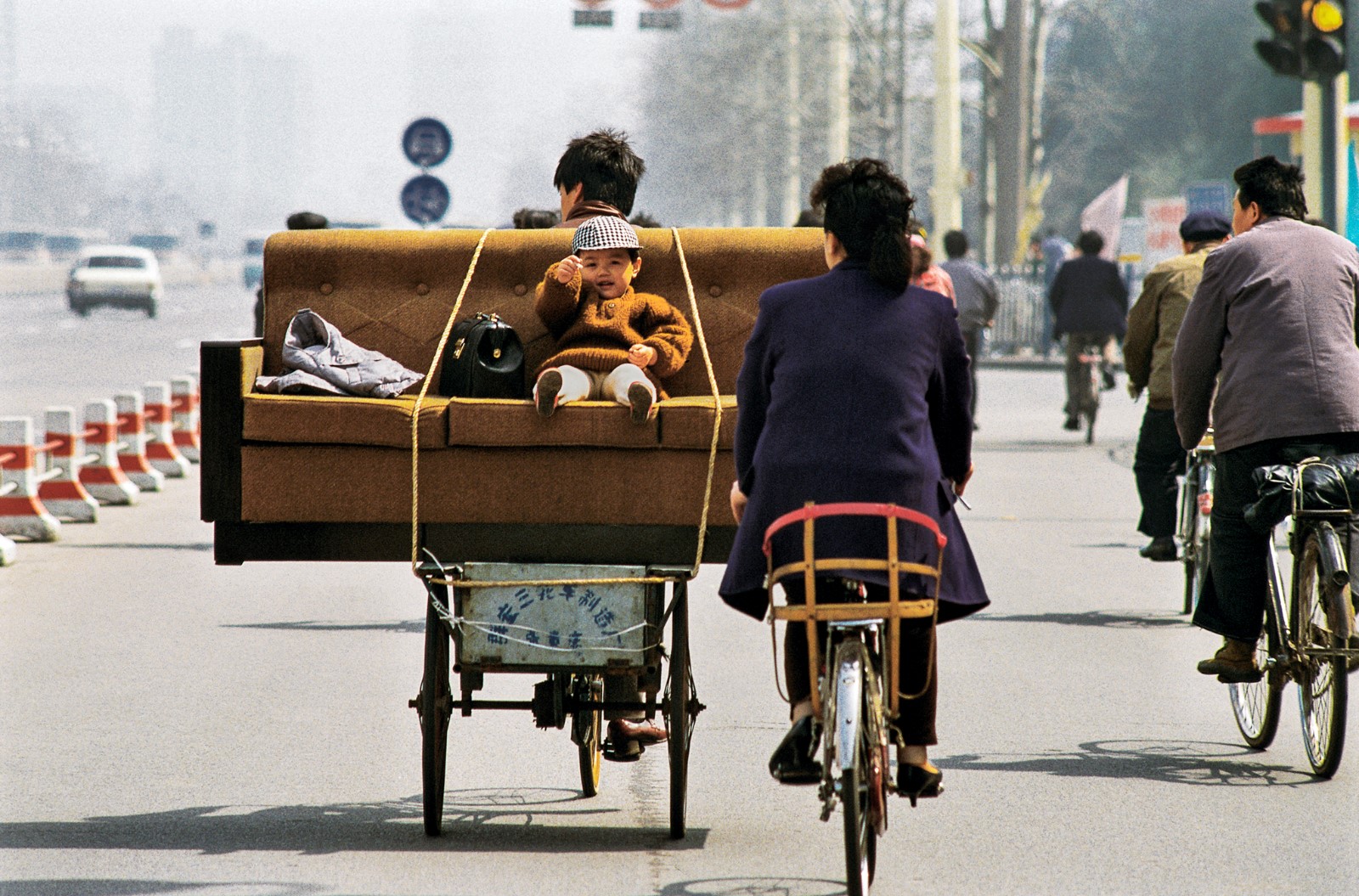 1984長(zhǎng)安大街購(gòu)買沙發(fā)的三口一家人（北京）.jpg