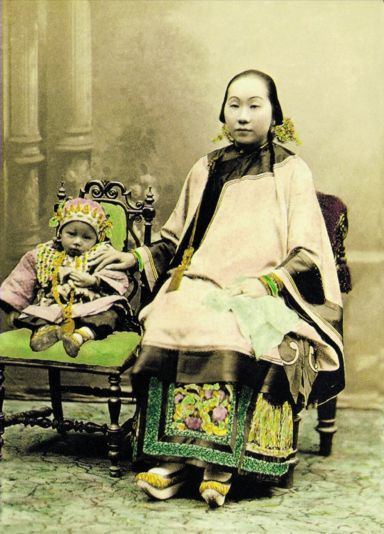 1帶孩子的少婦。1880年攝于香港。金伯宏供圖。（原載《老照片》第17輯）.jpg