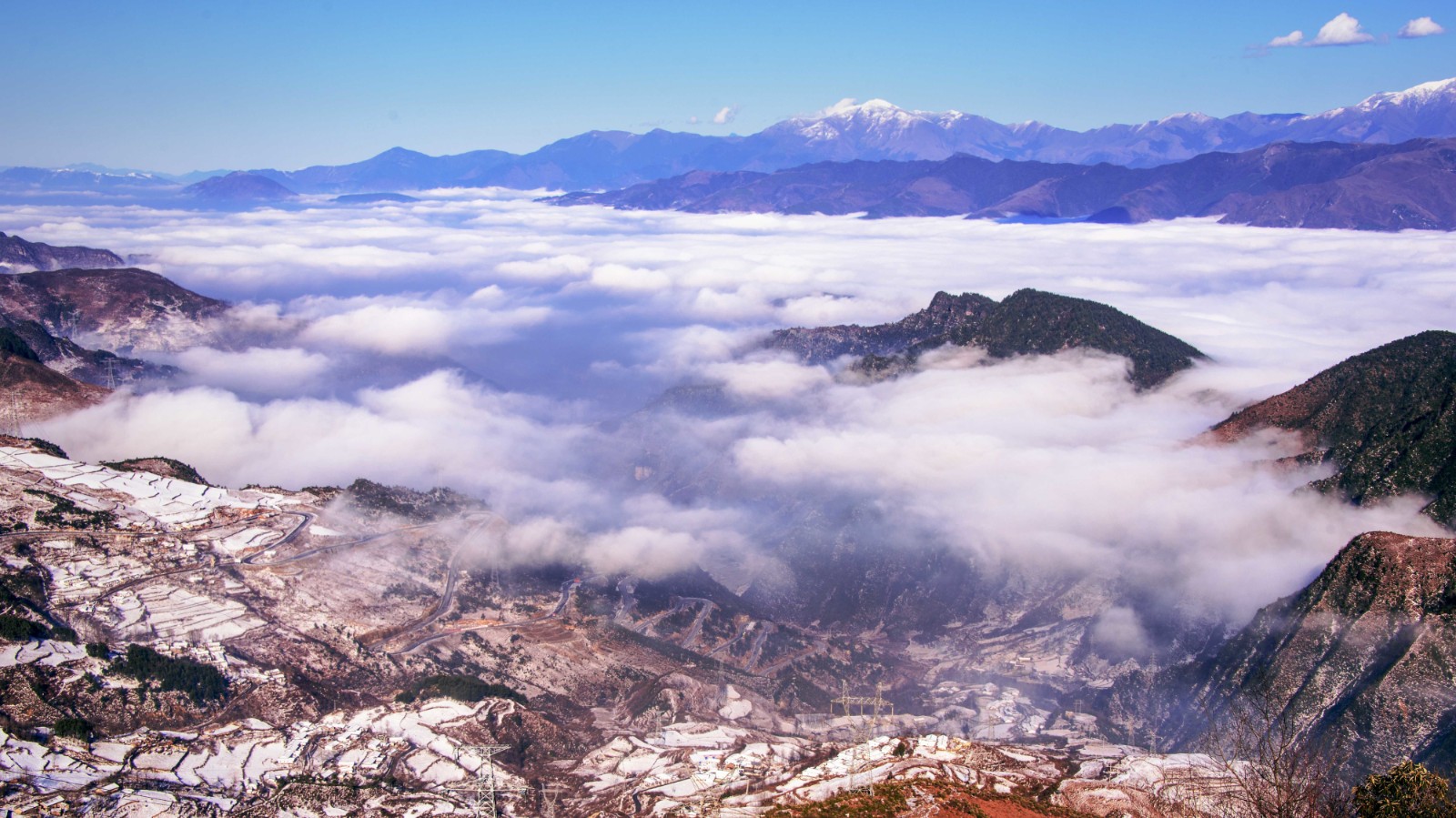 鄧邦敏 攝 《云涌大涼山》  2018年1月3日一場(chǎng)大雪，京昆 高速托烏段封路，大量去成都方向車輛堵在冕寧，改道繞行，經(jīng)越西大相嶺拍下這美景。  jpg.jpg