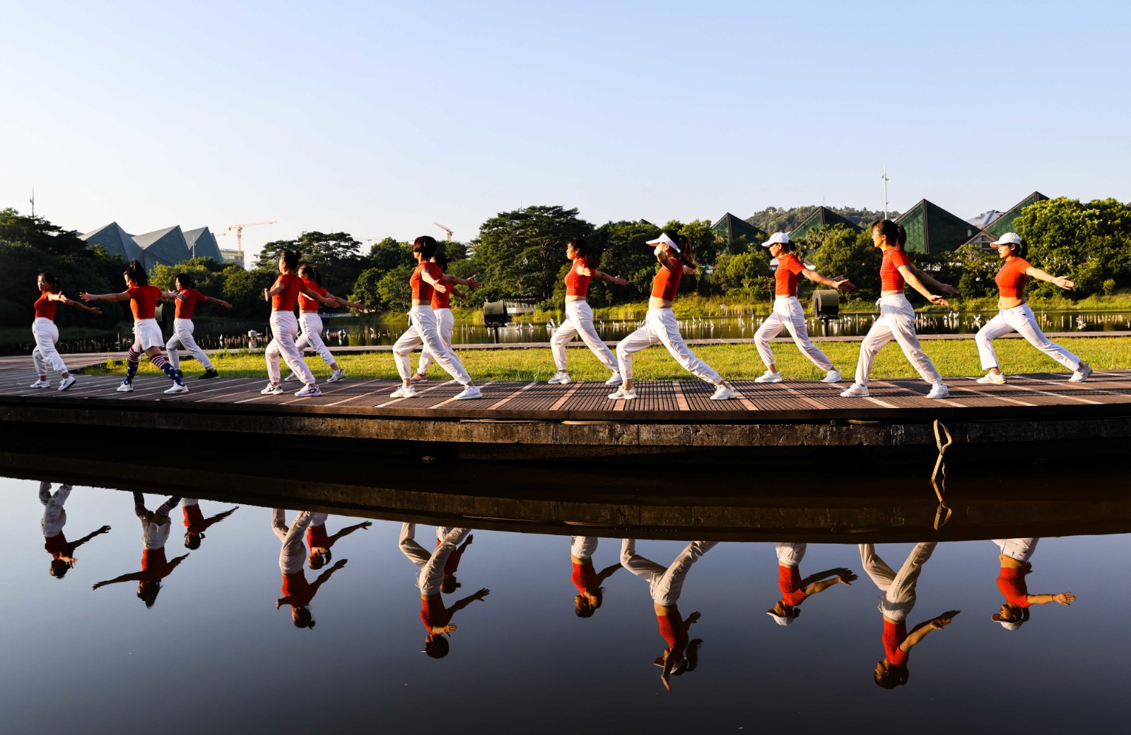 大運公園里晨練的人 閔鋮攝.jpg