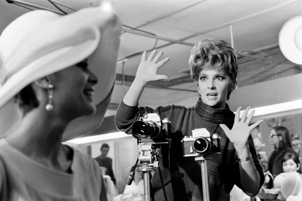 意大利傳奇電影女星暨攝影師吉娜·勞洛勃麗吉達(dá)（Gina Lollobrigida，右）和卡羅爾·圣約翰（Carole St. John）在《蘇丹人》（Les Sultans）片場，1966年　吉勒·卡隆?Fondation Gilles Caron.jpg